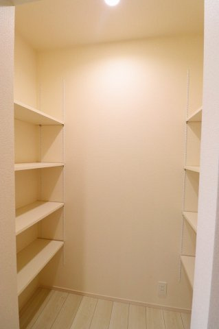 新築戸建・新築建売　郡山市安積町笹川中ノ渡戸　安積第三小・安積第二中の収納|キッチンにはパントリー収納がございます！食品や防災グッズなどの保管に便利です！