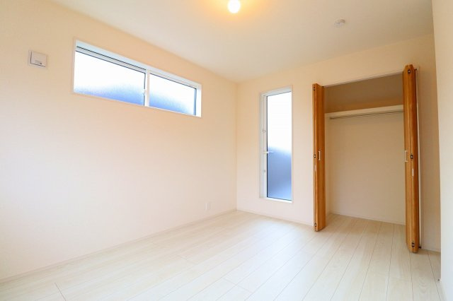 新築戸建・新築建売　郡山市安積町笹川中ノ渡戸　安積第三小・安積第二中の洋室|6帖の洋室は3面採光で陽当たりが良く気持ちの良いプライベート空間です！