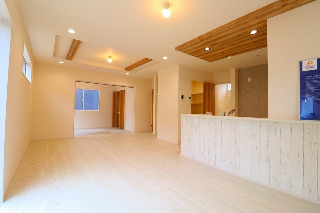 新築戸建・新築建売　郡山市安積町笹川中ノ渡戸　安積第三小・安積第二中の居間・リビング|太陽の日差しが気持ちの良いリビングは広々としているので家具を設置してもゆとりがあります！