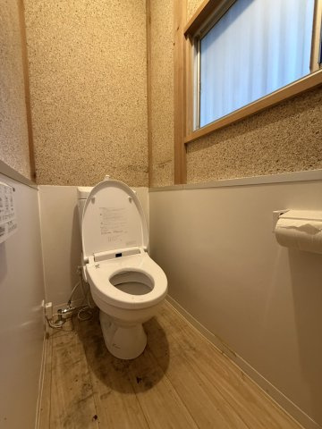 日光の観光地に佇む中古平屋物件　日光市藤原のトイレ|落ち着いた色調のトイレです