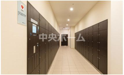 スカイズタワー&ガーデンの設備|【宅配ボックス】在宅時・不在時に関わらず、居住者の代わりに非対面で宅配物を受け取ってくれる便利な設備です。わかりやすくご説明致しますので見学時にはお部屋だけではなく共用部分もぜひチェックしてください。