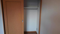 明るい色調の室内です
