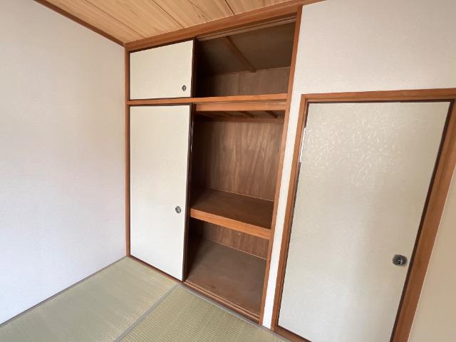 押入