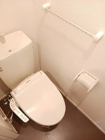 落ち着いた色調のトイレです