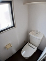 落ち着いた色調のトイレです