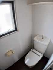 落ち着いた色調のトイレです
