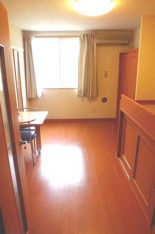 落ち着いて過ごせるお部屋なので、寝室にいかがでしょうか