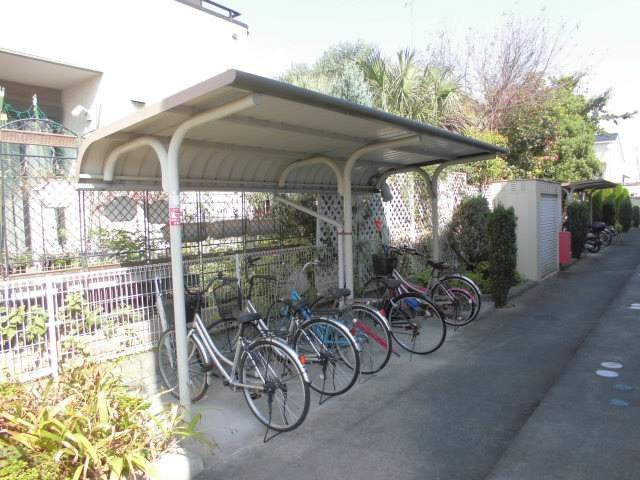 レオパレスフローラのその他|屋根付き駐輪場