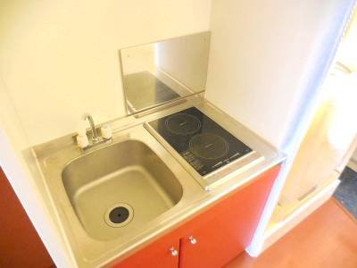 レオパレスｋｏｙａｍａⅡのキッチン|一人暮らしでも安心なラジエントヒーターを採用しています。