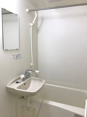 レオパレス緑丘の浴室