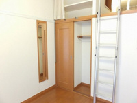 明るい色調の室内です