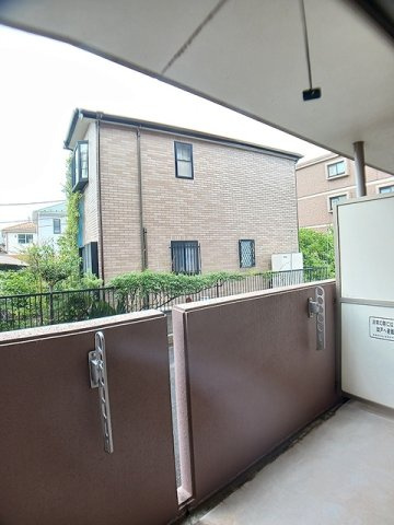 暖かな日差しのふりそそぐバルコニー