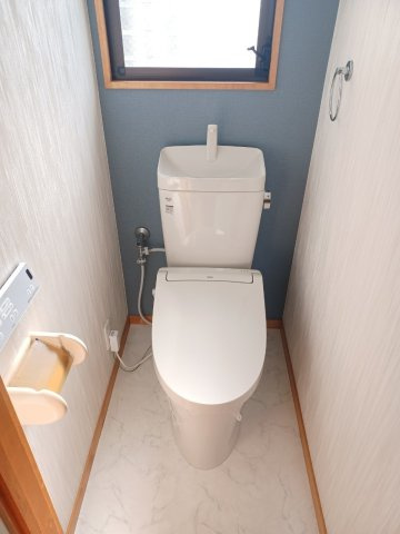 落ち着いた色調のトイレです