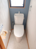 落ち着いた色調のトイレです