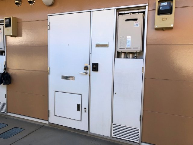 レオパレスＨＳＢ見沼の玄関
