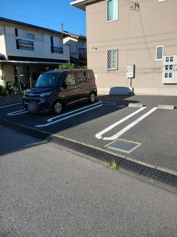 車をお持ちの方に嬉しい駐車場付きの物件です