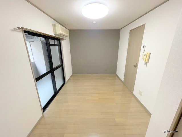 イーズ千里山　仲介手数料無料の居間・リビング