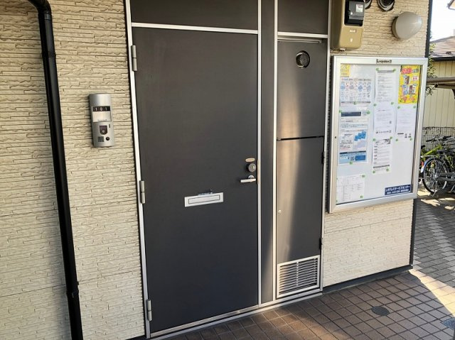 レオパレスミモザⅡの玄関