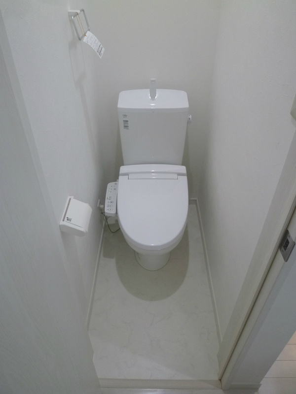 落ち着いた色調のトイレです