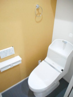落ち着いた色調のトイレです