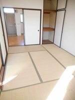広くて明るい寝室