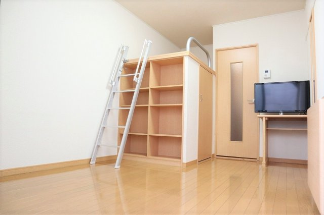 備品は部屋毎に異なります。１Ｆのみフローリング。