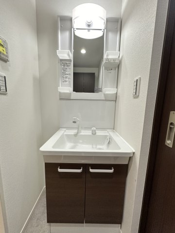独立洗面台、小物を置くことができて便利です