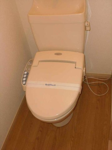 温水洗浄便座付きです。