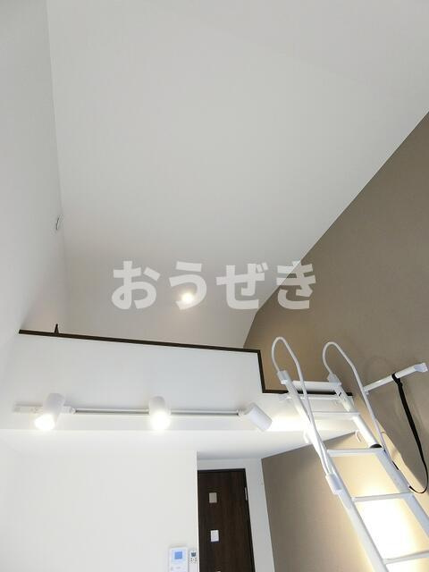 ＴＡＰＥＴＵＭ横濱の内装|お洒落なレールライト照明付き♪