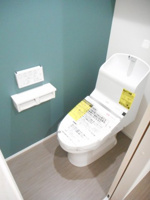 落ち着いた色調のトイレです