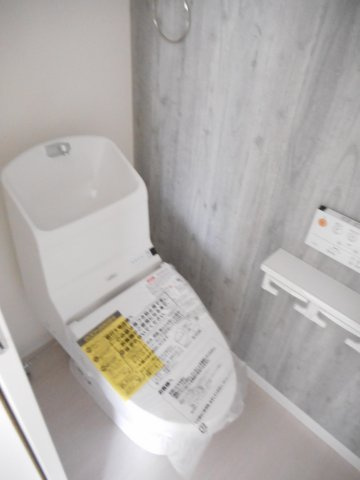 落ち着いた色調のトイレです