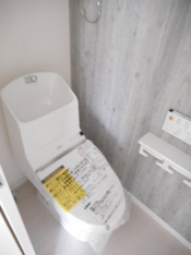 落ち着いた色調のトイレです