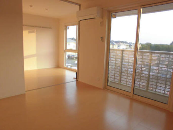 サニースワンの居間・リビング|室内全景