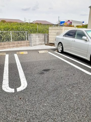 車をお持ちの方に嬉しい駐車場付きの物件です