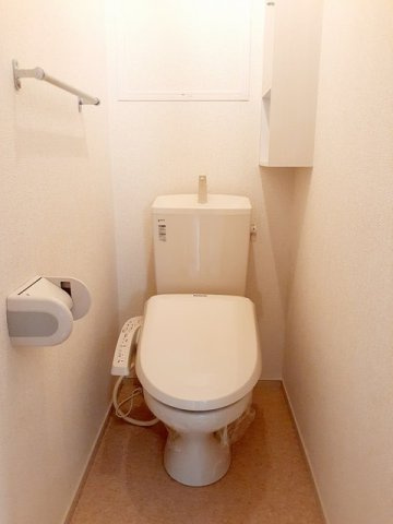落ち着いた色調のトイレです