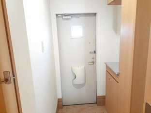 収納もある玄関です