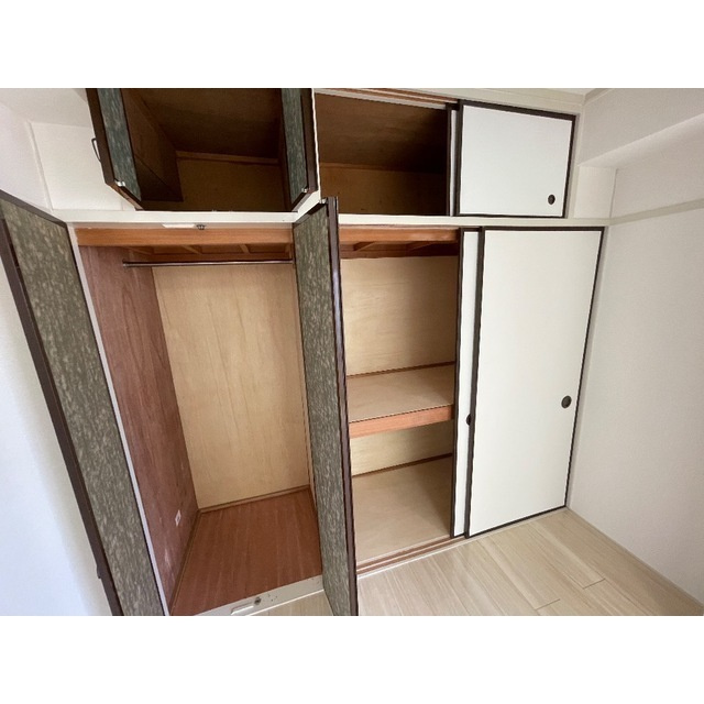 明るい色調の室内です