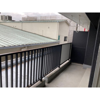 暖かな日差しのふりそそぐバルコニー