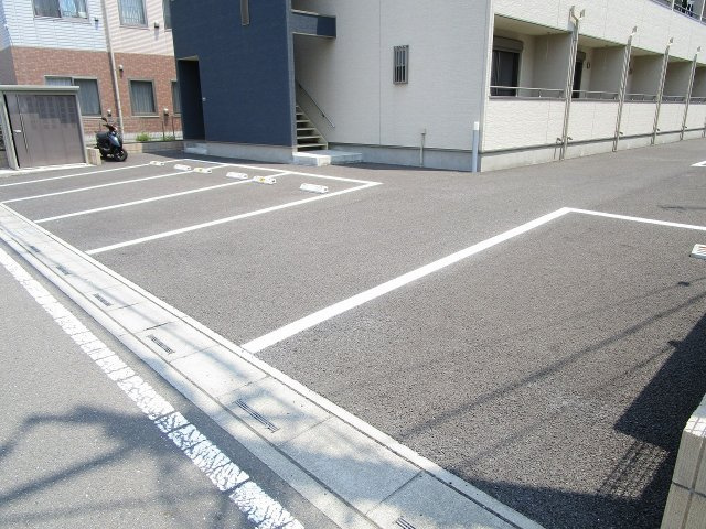 車をお持ちの方に嬉しい駐車場付きの物件です
