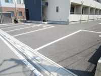 車をお持ちの方に嬉しい駐車場付きの物件です