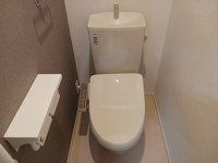 落ち着いた色調のトイレです