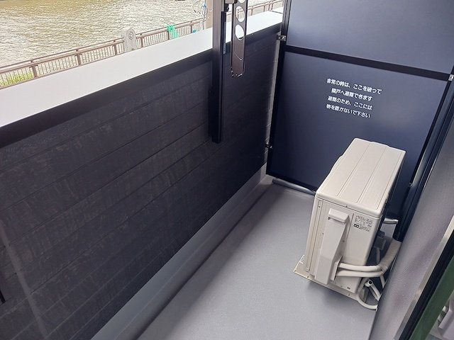 暖かな日差しのふりそそぐバルコニー