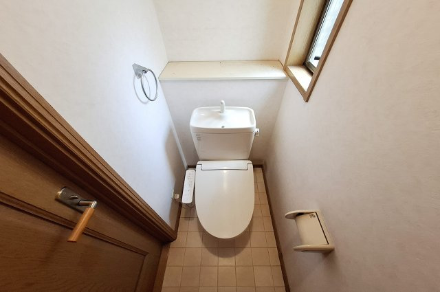 泉大津市板原町1丁目のトイレ|1階トイレ：現況です。別途費用で定額リフォームパックをご利用いただけます。