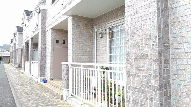 暖かな日差しのふりそそぐバルコニー