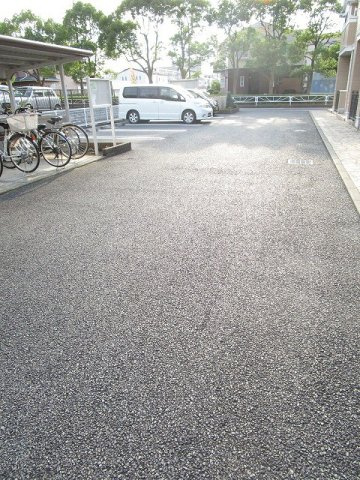 車をお持ちの方に嬉しい駐車場付きの物件です