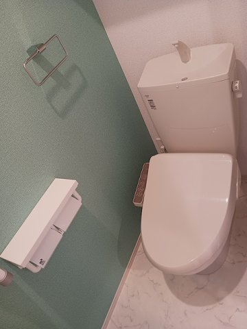 落ち着いた色調のトイレです