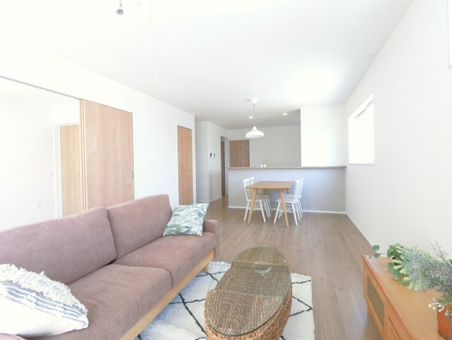 鳥栖市加藤田町3丁目1期の内観：施工例|ゆったりとしたリビングです