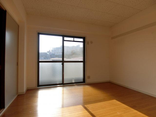 グランドール山口の洋室