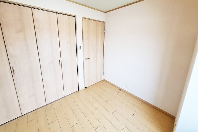 ダイアパレス富田林ステーションスクエアの子供部屋|洋室1：約5帖の洋室は家族構成やライフスタイルに合わせて多用途に利用できます。
