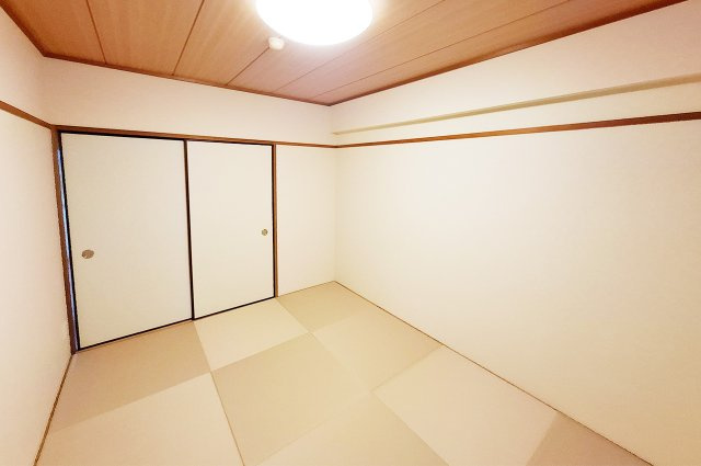 ダイアパレス富田林ステーションスクエアの和室|和室：クロス貼替え、半帖畳や襖を新調した6帖の和室です。